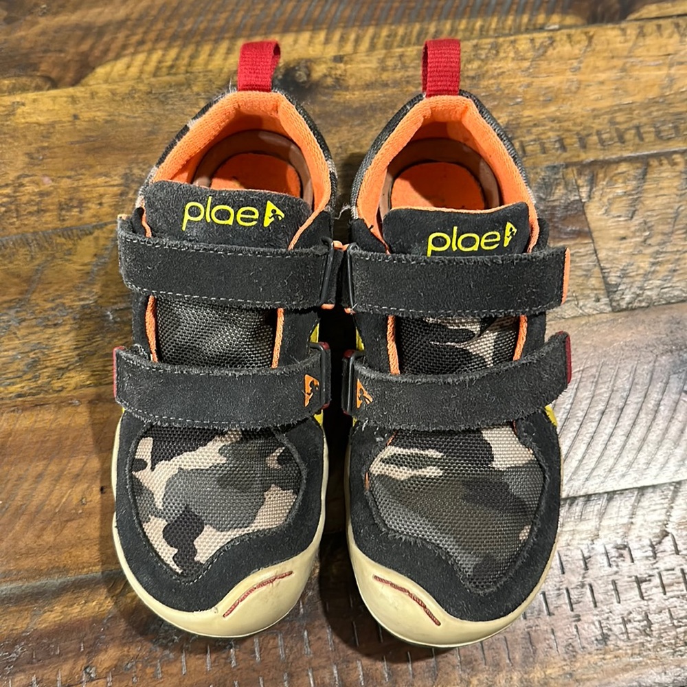 Plae shoes for Boys Size 13.